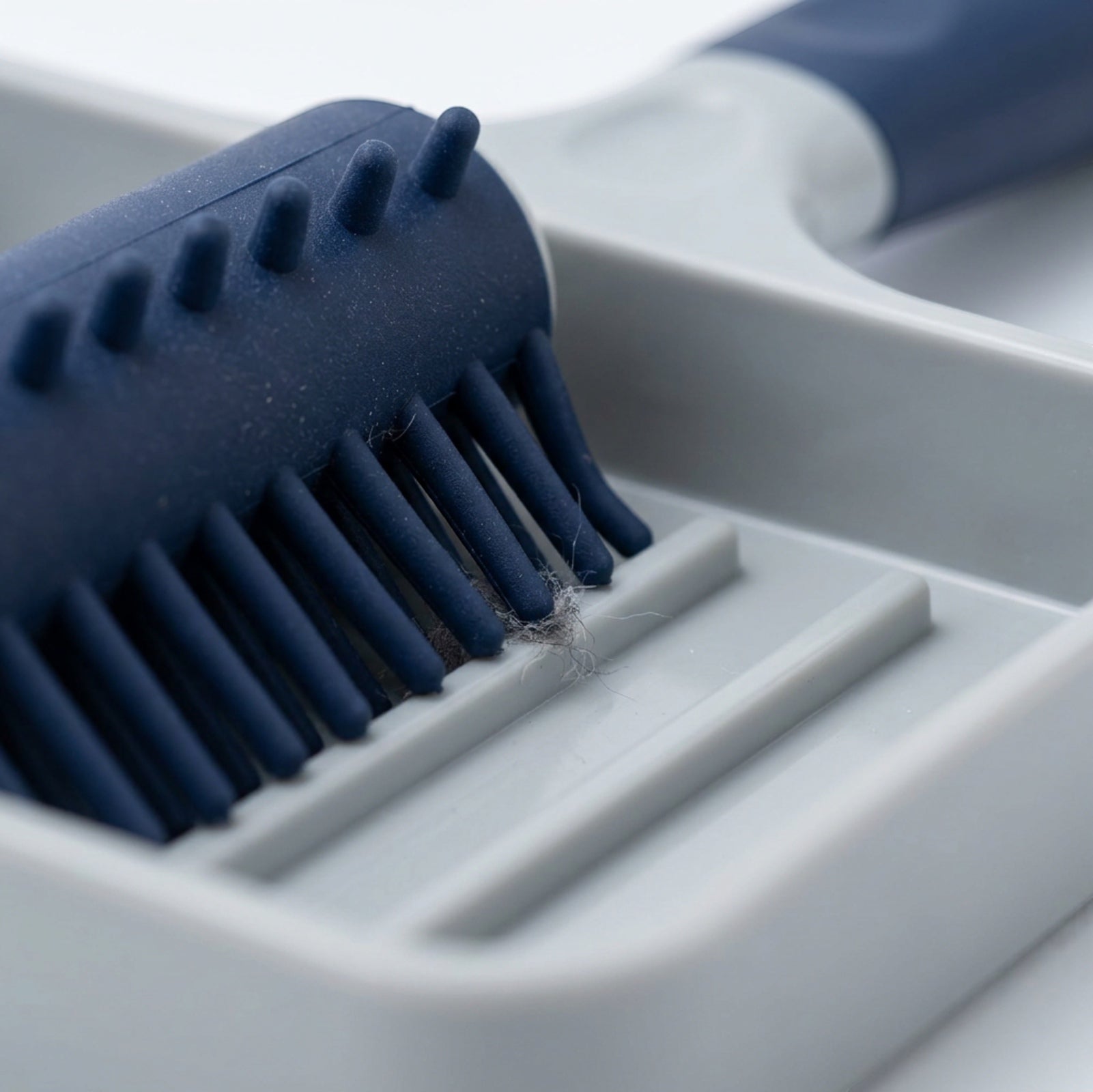 Donp Rubber-Bristle Lint Roller with Cleaning Tray Navy - Detail view